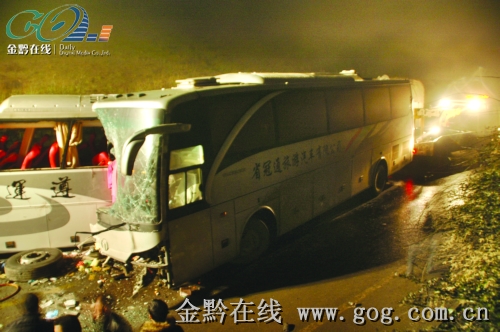 受伤的乘客回忆:贵毕公路上客车相撞瞬间