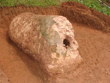 四川发现清代碗墓近千只青花瓷碗叠砌而成图