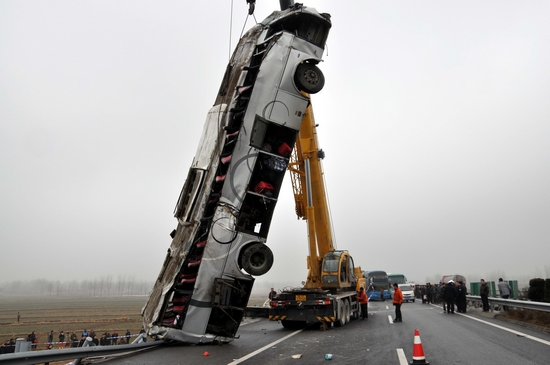 安徽滁州大客车翻车5人死亡30多人受伤