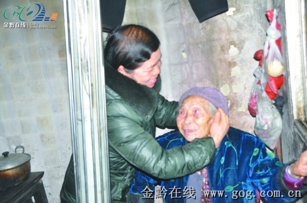 還得給一個非親非故的97歲老人洗衣疊被,老人大小便失禁,全靠她來料理