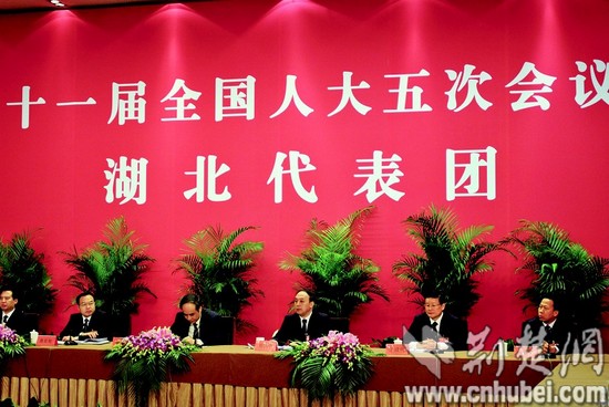 湖北代表团举行开放团组会 支点建设吸引64家媒体聚焦