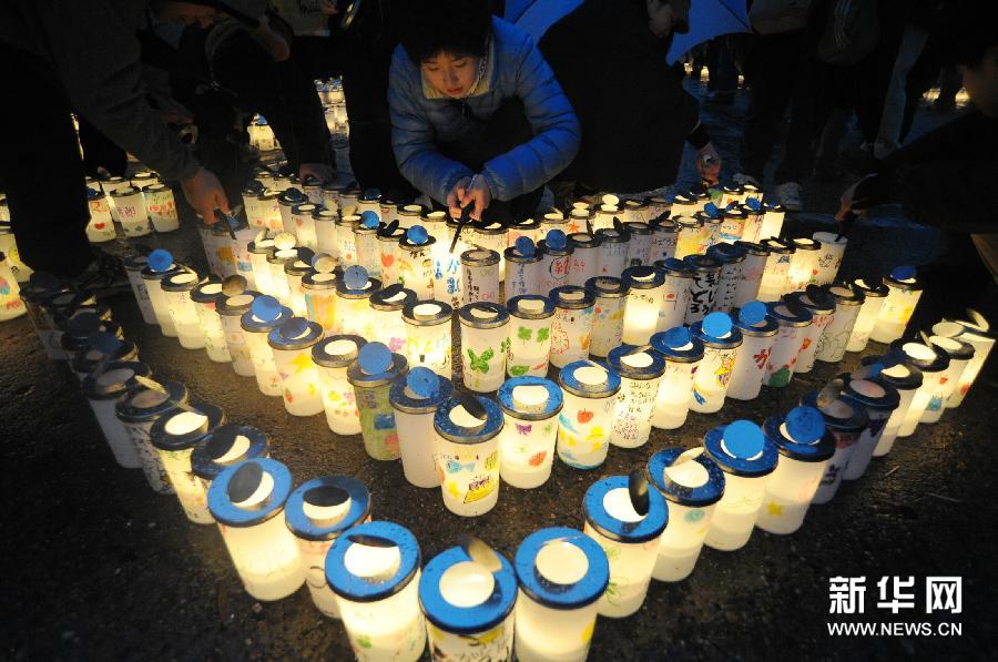 3月11日,在日本福島縣舉行的311大地震一周年紀念活動上,人們點燃蠟燭悼念逝者。 當日,日本福島縣舉行311大地震一周年追悼活動,來自地震重災區巖手縣、福島縣和宮城縣的500多名市民代表點燃蠟燭,追思大地震的死難者,企盼未來的美好生活。 新華社發(關賢一郎攝)