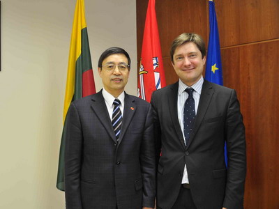 驻立陶宛大使刘增文拜会立经济部长日留斯