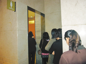 商场女厕门口排起长队.深圳不少地方男厕空荡荡,女厕前大排长龙.