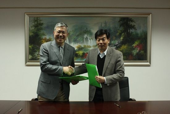 书,中国华文教育基金会副理事长兼秘书长左志强,省侨办主任曾晓民共同