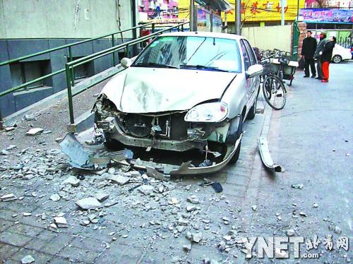 凌晨高空落砖 砸坏楼下汽车