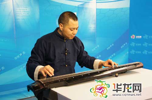 古琴大师金蔚做客华龙网赠曲龙翔操叹高山流水