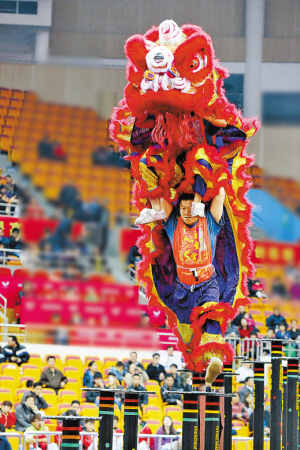 余海洪/图 金柱/文马步,麒麟步,交叉步,跳跃步;出洞,上山,摆尾,采青