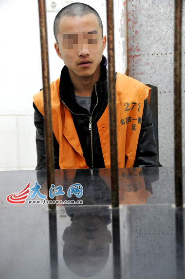 在校生玩刺激南昌7名少年持刀抢劫图