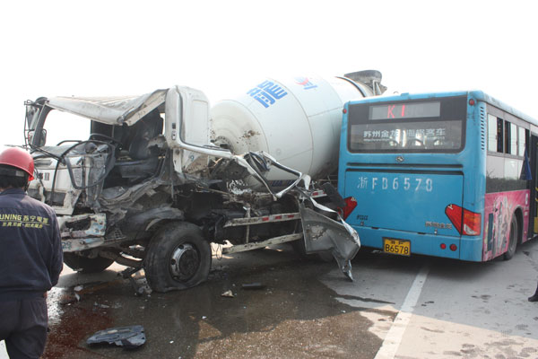 别克小轿车,面包车,摩托车,水泥搅拌车,公交车六车连环相撞事故,导致3