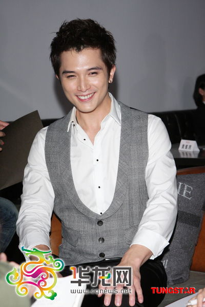 邱泽笑着顾左右而言他而之前被媒体捕捉到,他将内地女演员唐嫣的照片