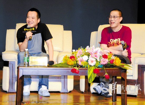 宁浩与宁财神(右)跟广州大学生对话