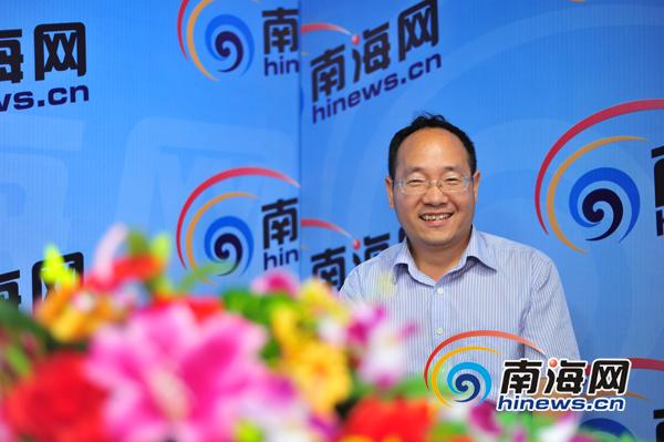 胡学亮老师为考生解疑答惑.(南海网记者秦彦摄)