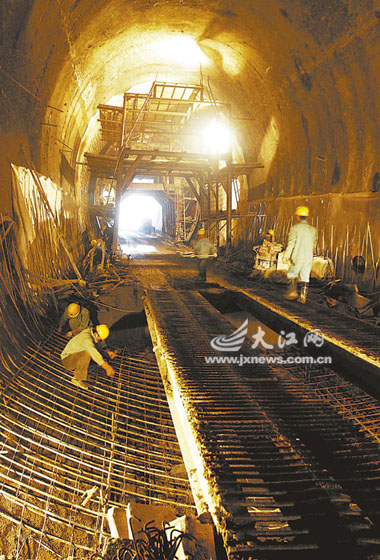 江西第一长隧道衡茶吉铁路鹅岭隧道今顺利贯通