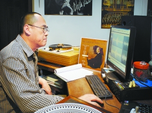 乔小兵工作照本报记者 李红艳 实习生 杜韵竹把一张黑胶唱片从封套里