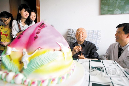 "24日上午,在广东省中医院二沙岛分院,百岁老红军寇庆延面对众人的