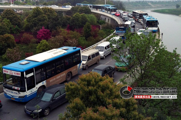 事故与修路引发堵车 福元路,洪山路等道路昨严重拥堵