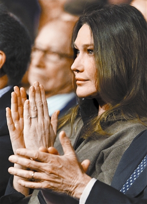 4月7日,布鲁尼听萨科齐竞选演讲.