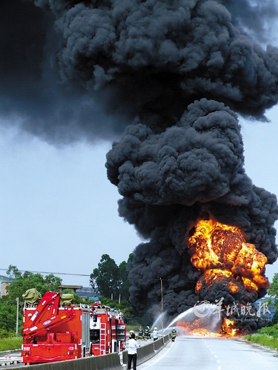 长沙油罐车爆炸事故图片