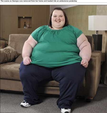 重400公斤女孩患病 30人花8小时将其送医(图)