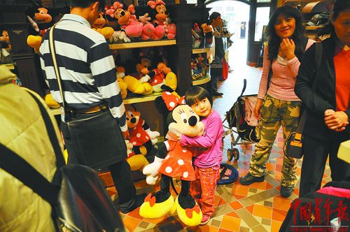 妮妮在迪斯尼乐园