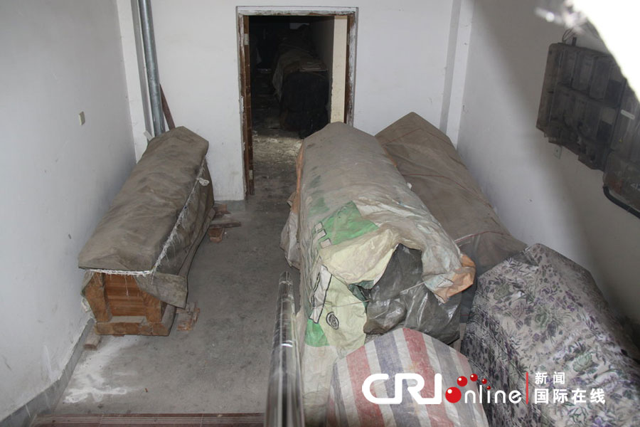 江西九江一文化站内堆放30多具棺材高清组图