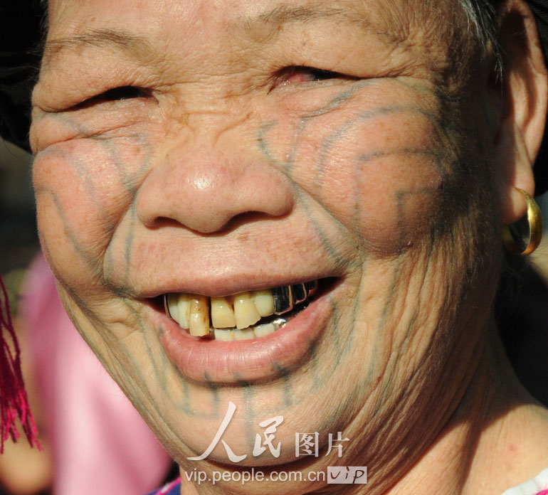 在海南省保亭黎族苗族自治县一景区拍摄的黎族阿婆,其刺于面颊两侧的