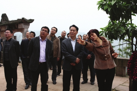 安岳县委书记许志勋(右二),县委副书记,县长邹明勇(左二)调研安岳旅游