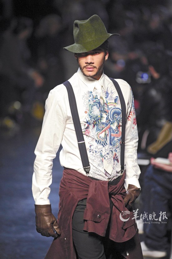 未能真正用纹身表达叛逆,那就用jean paul gaultier的衬衣意思下.