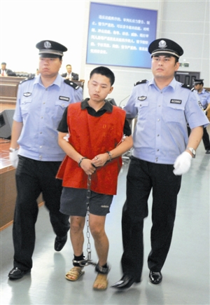 二审庭审结束,主犯王海剑被法警带出法庭.