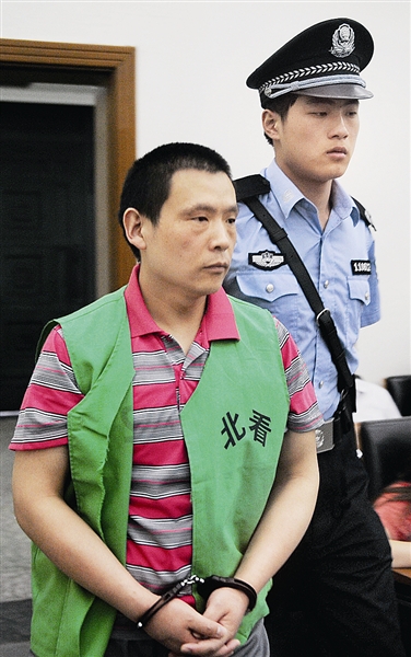 身材矮小的陈红建被带进法庭本报讯(记者洪雪)因琐事发生争吵,40岁的