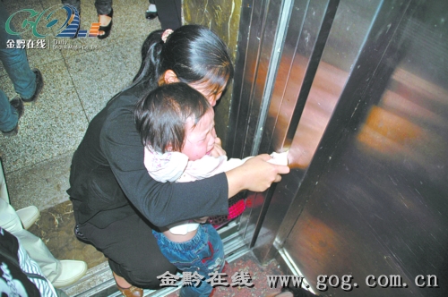 2岁小女孩被电梯咬手