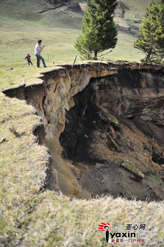 新疆南山山脉煤矿开挖致草场植被遭破坏山体塌陷如削半张脸