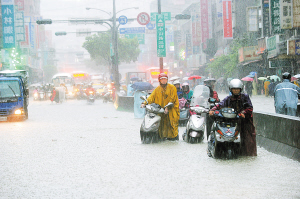 新华社发 雨泼桂台 据新华社台北6月12日电 继中南部连日遭遇暴雨