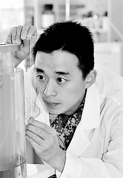 刘国玺是一名党小组长,其他党员找他请教业务,他总是毫无保留.