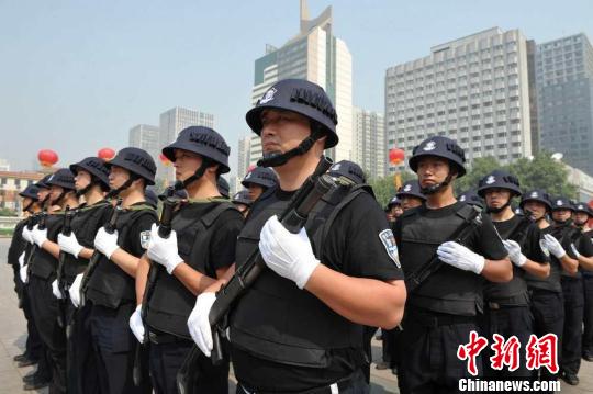 来自石家庄市保安服务公司的武装押运人员持枪列队演习. 翟羽佳 摄