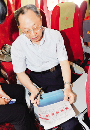 7月27日,广州军区副政委兼南海舰队政委王登平在当天的《海南日报》a2