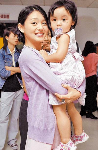 大s是小炳女儿干妈,8年前还曾抱着央央参加录像.