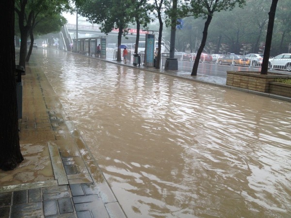 北京广渠门暴雨图片