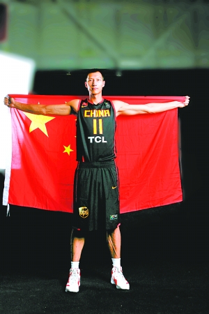 中国代表团旗手易建联.