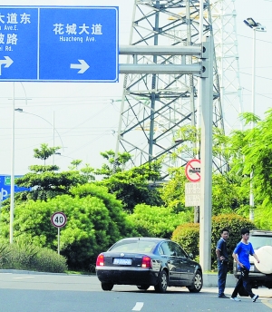 看着花城大道的指示,被"骗"进断头路,这辆车最后唯有倒车出来.