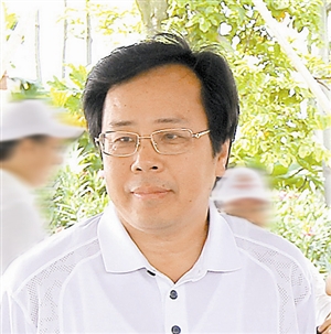 李小甘南山区委书记李小甘在深圳首届"公益金百万行"活动现场接受记者