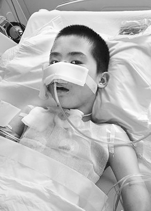 13岁的杜传旺在夏津县人民医院重症监护室接受治疗