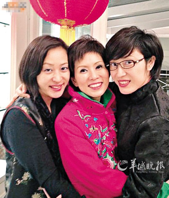 病中的罗慧娟与两位好友黎美娴(左),陈法蓉(右)