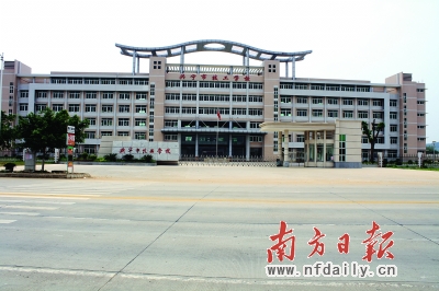 兴宁市技工学校环境优美,设施一流.