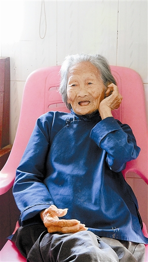 罗浮山百岁老人爱打牌取乐