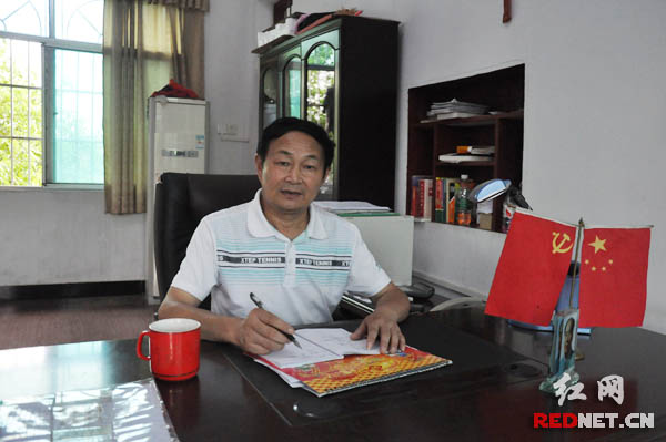 (华容县万庾镇黄山村党支部书记黎光和,就像当地派出所的编外警察,对