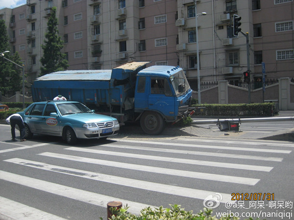 政立路大货车出租车擦撞殃及红绿灯