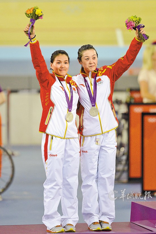 郭爽(右)和宫金杰在领奖台上  新华社记者 李尕 摄