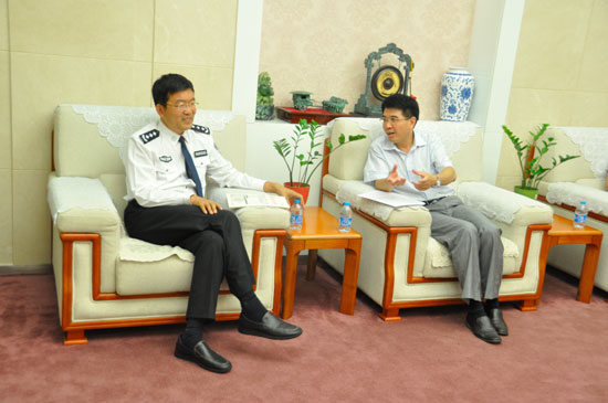 组图公安部政治部人事训练局副局长樊京玉做客人民网